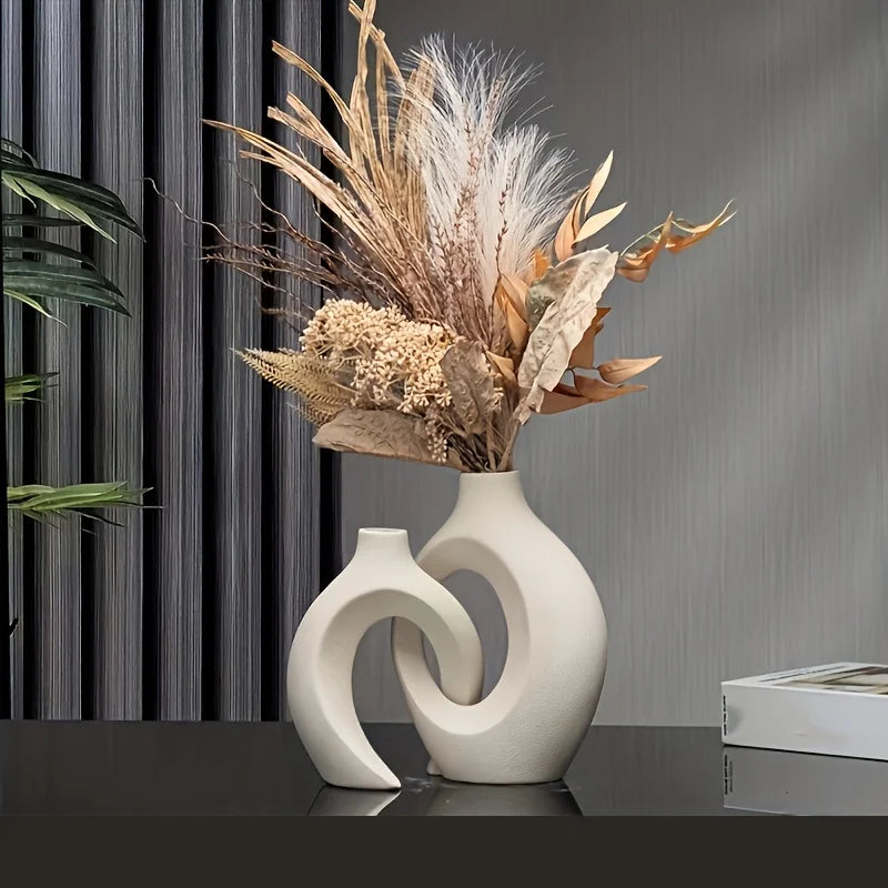 Sculptures sereines : vases en céramique abstraits pour l'expression artistique